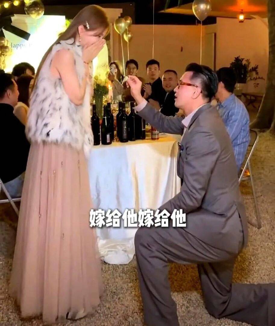 为带货上演求婚戏码？一个卖丑一个数钱，只剩网友当了真！封面图